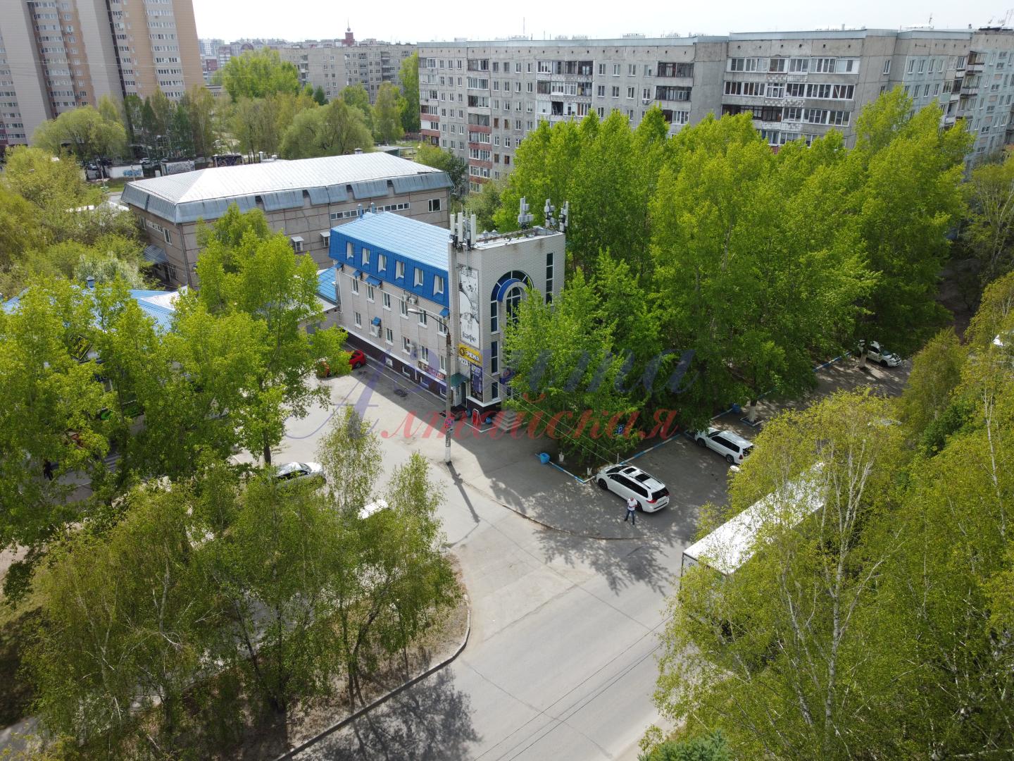 Имущественный комплекс на красной линии улицы Георгия Исакова в Барнауле.