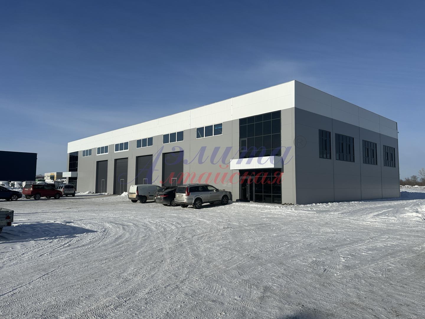 Торговое, складское, производственное здание на Павловском тракте в Барнауле