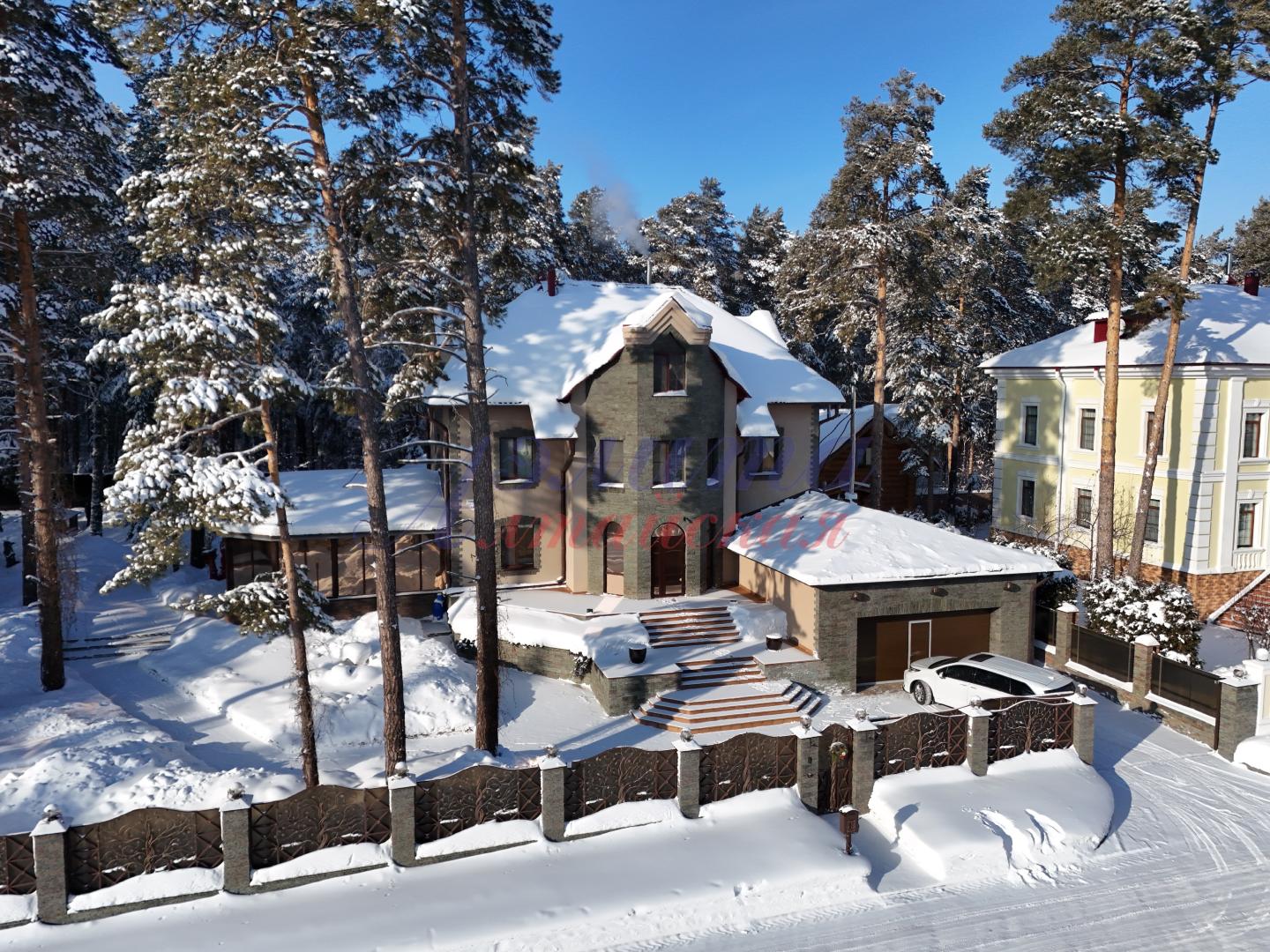 Элитный кирпичный коттедж с собственным выходом в сосновый бор