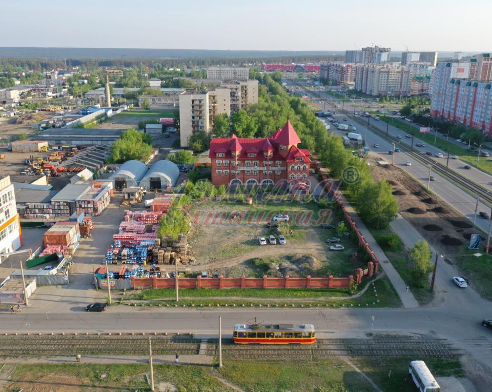 Земельный участок  и отдельно стоящее здание на красной линии улицы Малахова в Барнауле