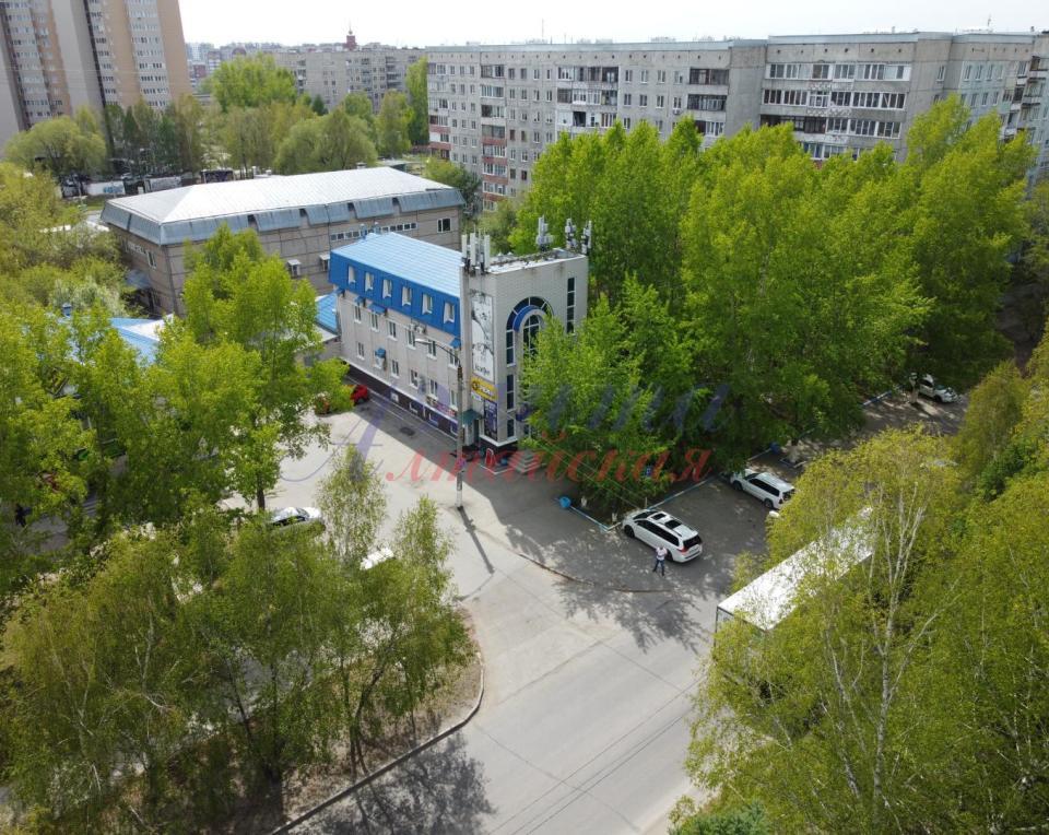Имущественный комплекс на красной линии улицы Георгия Исакова в Барнауле.
