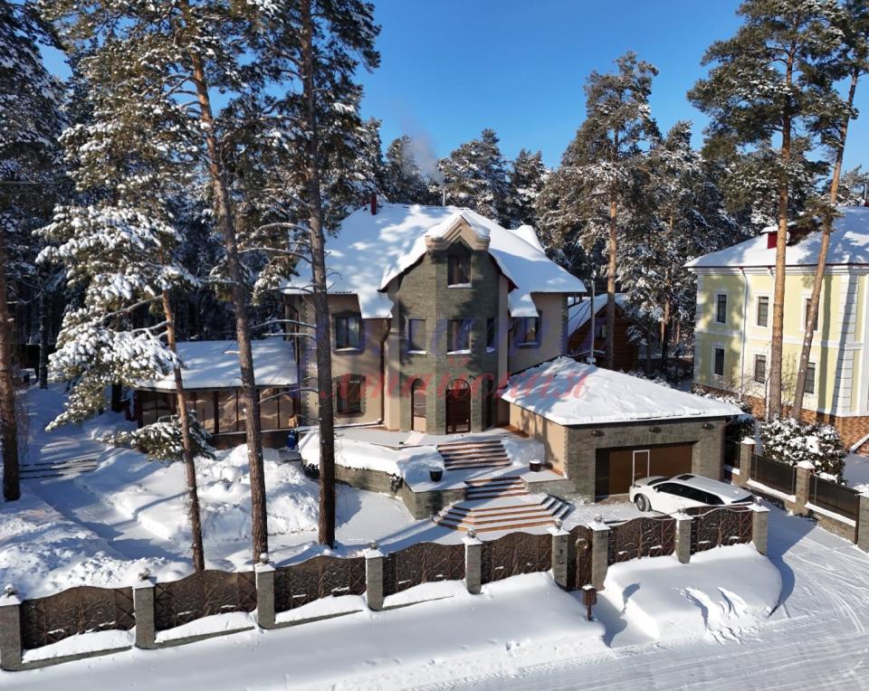 Элитный кирпичный коттедж с собственным выходом в сосновый бор