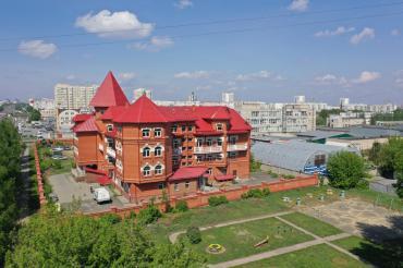 Роскошное отдельно стоящее здание Красного замка на земельном участке на красной линии в Барнауле