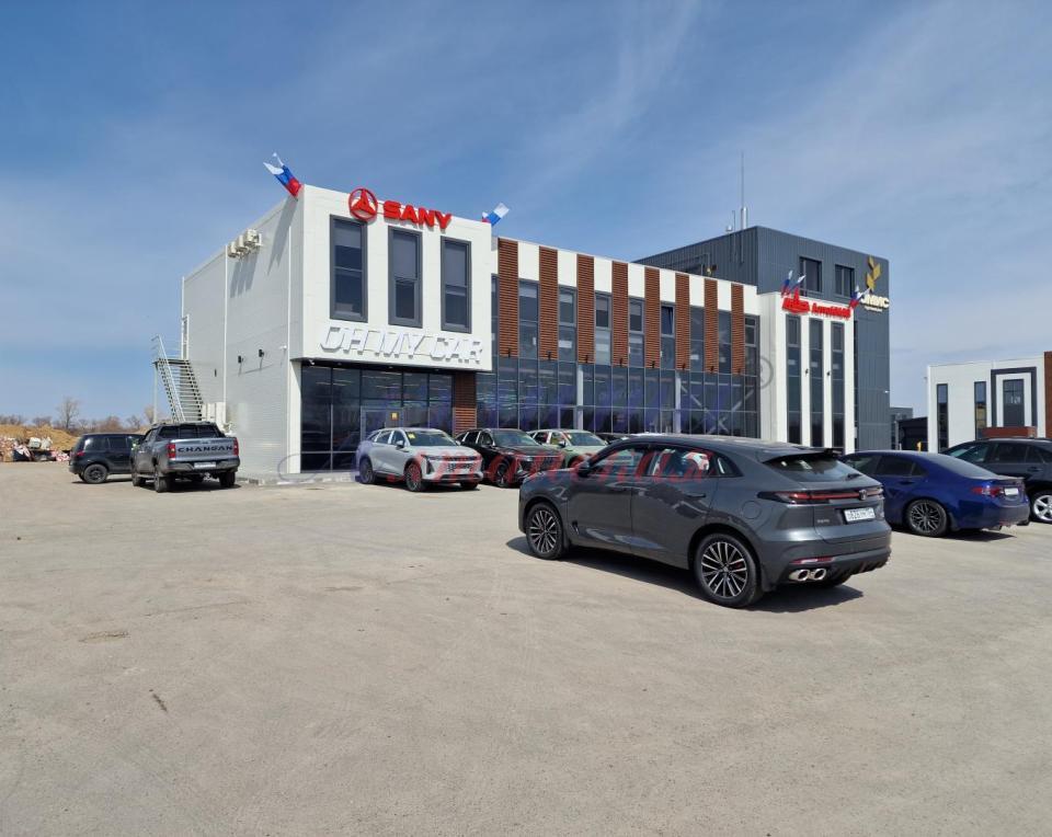 Новое торговое, офисное здание на красной линии Павловского тракта в Барнауле